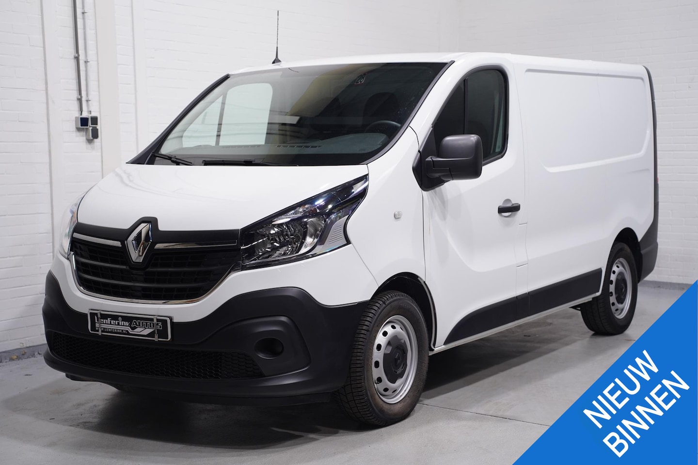 Renault Trafic - 2.0 DCi 120 pk L1H1 Airco, Keyless Entry PDC achter, Laaduimte pakket, Slechts 42 dkm !! - AutoWereld.nl