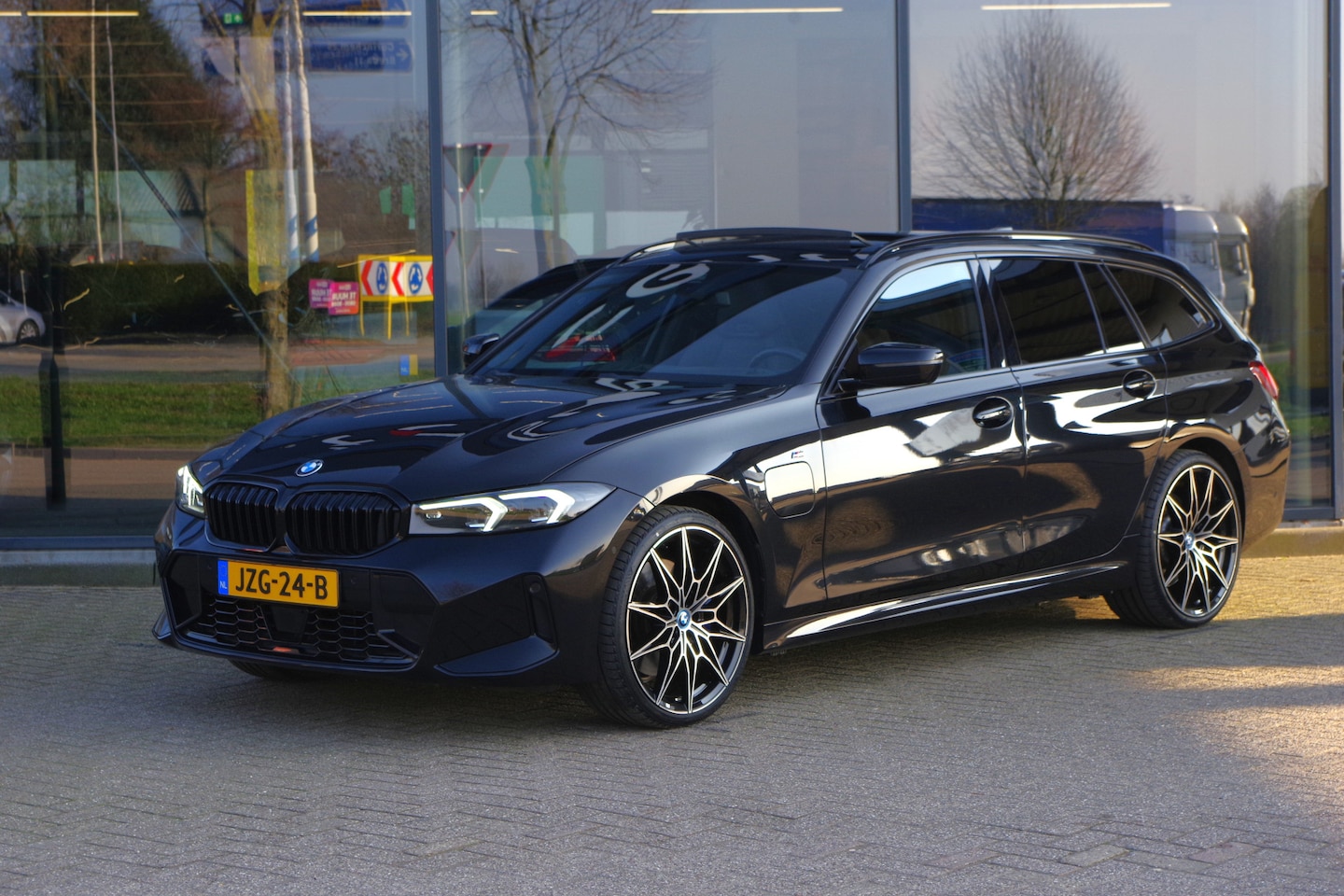 BMW 3-serie Touring - 330e 293 PK xDrive M-Sport Pro PHEV, Panoramadak, Kuipstoelen, Head-Up, Memory, Adap. Crui - AutoWereld.nl