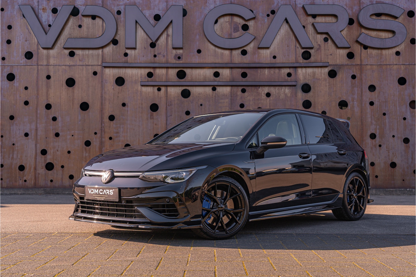 Volkswagen Golf - 2.0 TSI R 4Motion | Performance | Akrapovic | Maxton | Stage 1 | Panorama | HUD | Service - AutoWereld.nl
