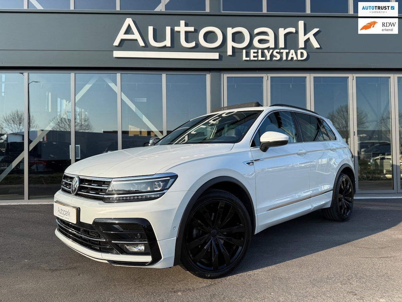Volkswagen Tiguan - 1.5 TSI ACT Highline Business R-LINE DSG 2020 PANO LED - AutoWereld.nl