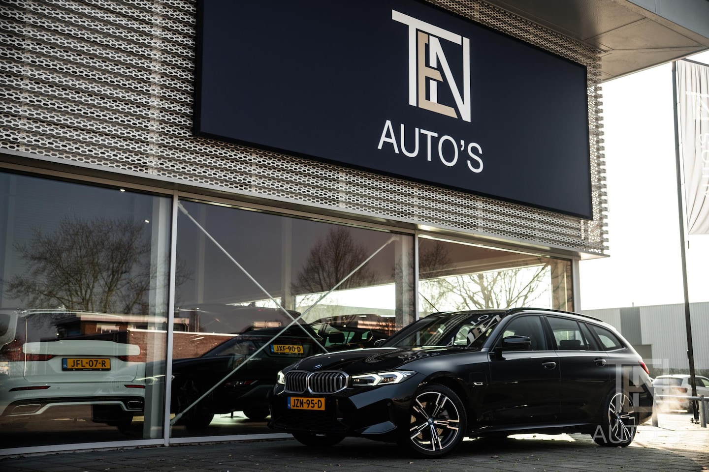 BMW 3-serie Touring - 320e xDrive M Sport | Facelift | Camera | CarPlay | HUD | 18" - AutoWereld.nl