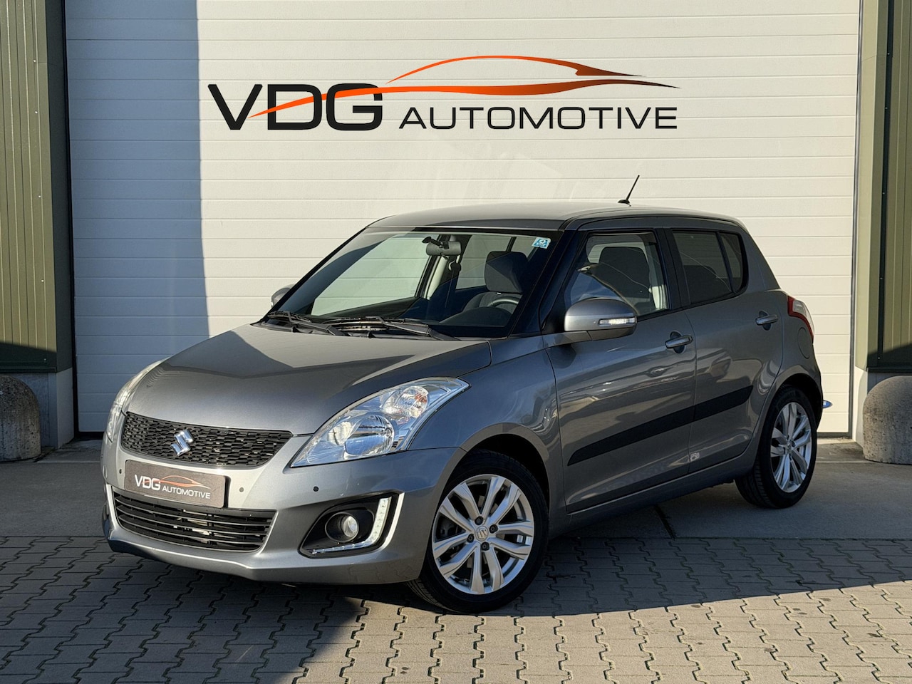 Suzuki Swift - 1.2 90PK Exclusive EASSS / Clima / 15" LM velgen / Cruise Controle / Stoelverwarming  / PD - AutoWereld.nl