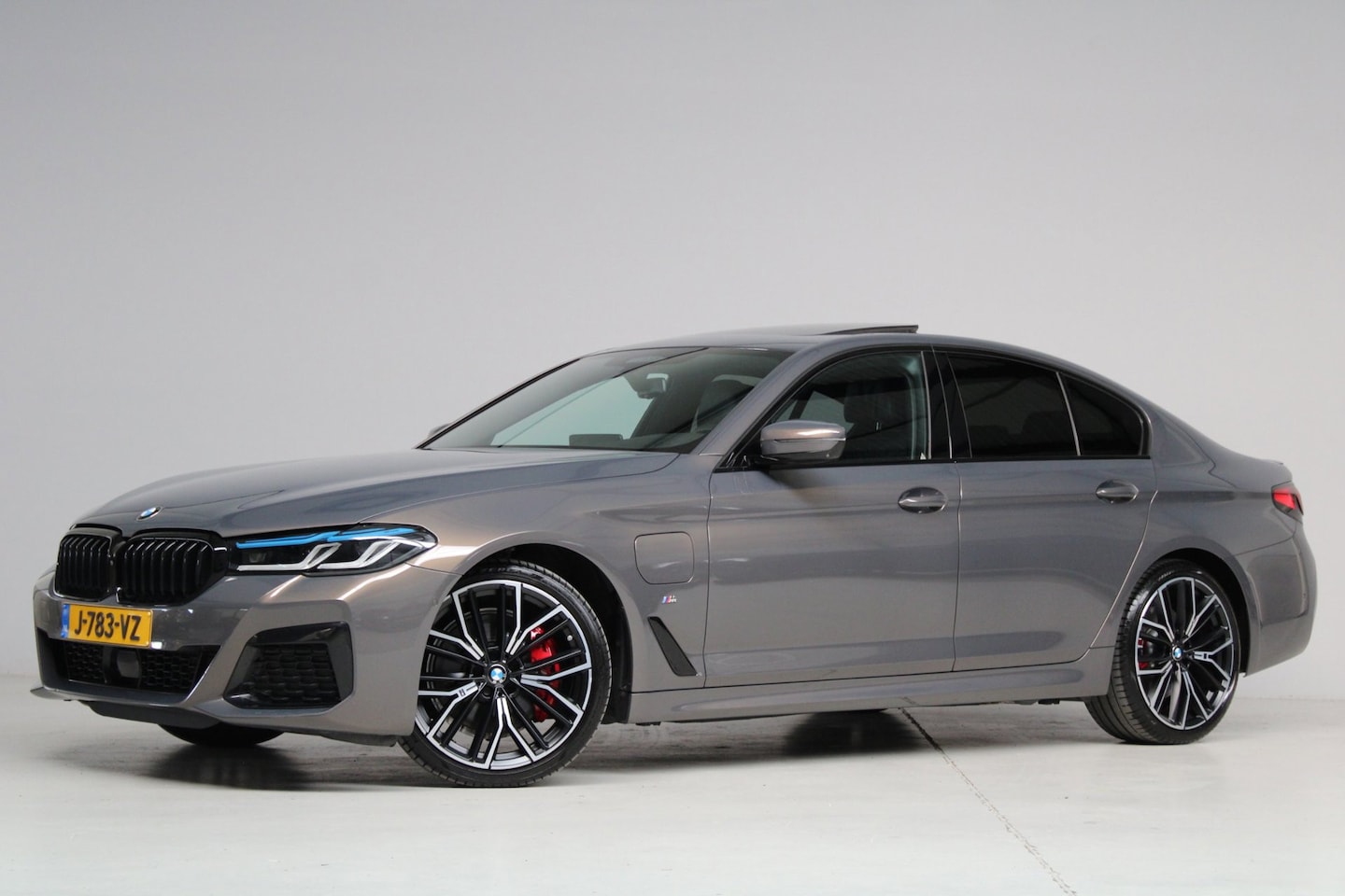 BMW 5-serie - 530e High Executive M-sport | schuifkanteldak | head-up | adap. cruise | laser led | harma - AutoWereld.nl