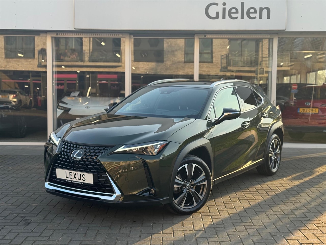Lexus UX - 250h Preference Line | Nieuwe multimedia, 18 inch, Dodehoekherkenning, Stoel + Stuurverwar - AutoWereld.nl