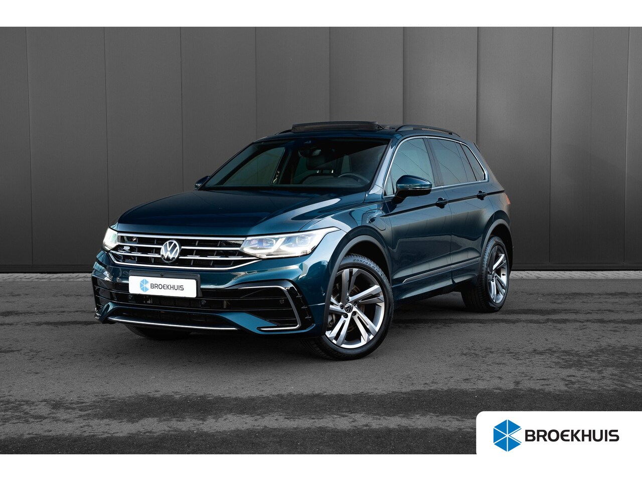 Volkswagen Tiguan - 1.4 TSI eHybrid 245pk R-Line | Panoramadak | Trekhaak | 360 Camera | Dodehoeksensor | 19" - AutoWereld.nl