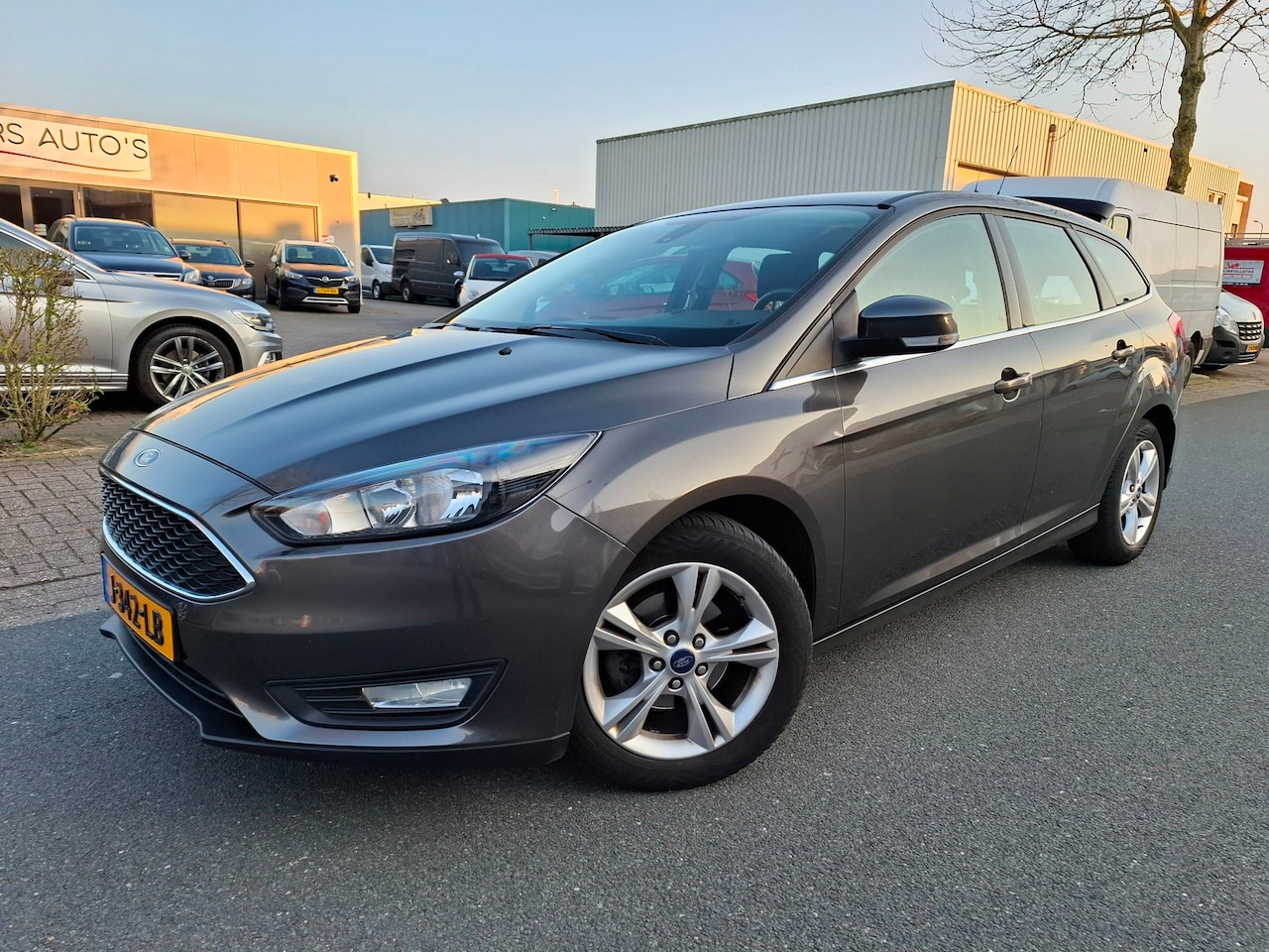 Ford Focus Wagon - 1.0 Titanium Edition CLIMA/STOELVERWARMING/TREKHAAK! - AutoWereld.nl