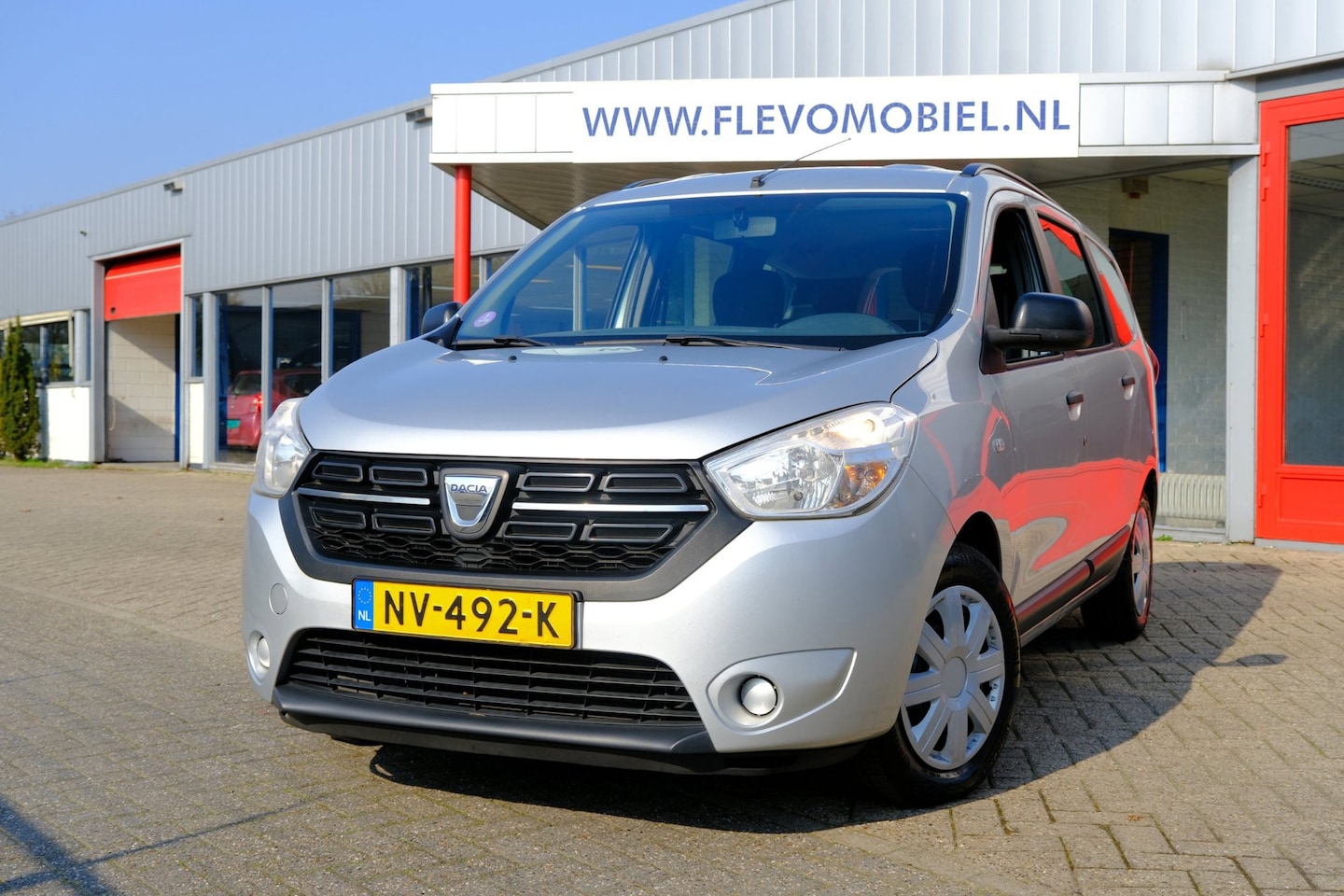 Dacia Lodgy - 1.2 TCe Ambiance 7-pers Airco|1e Eig!|Cruise|Trekhaak|Dealeronderhouden - AutoWereld.nl