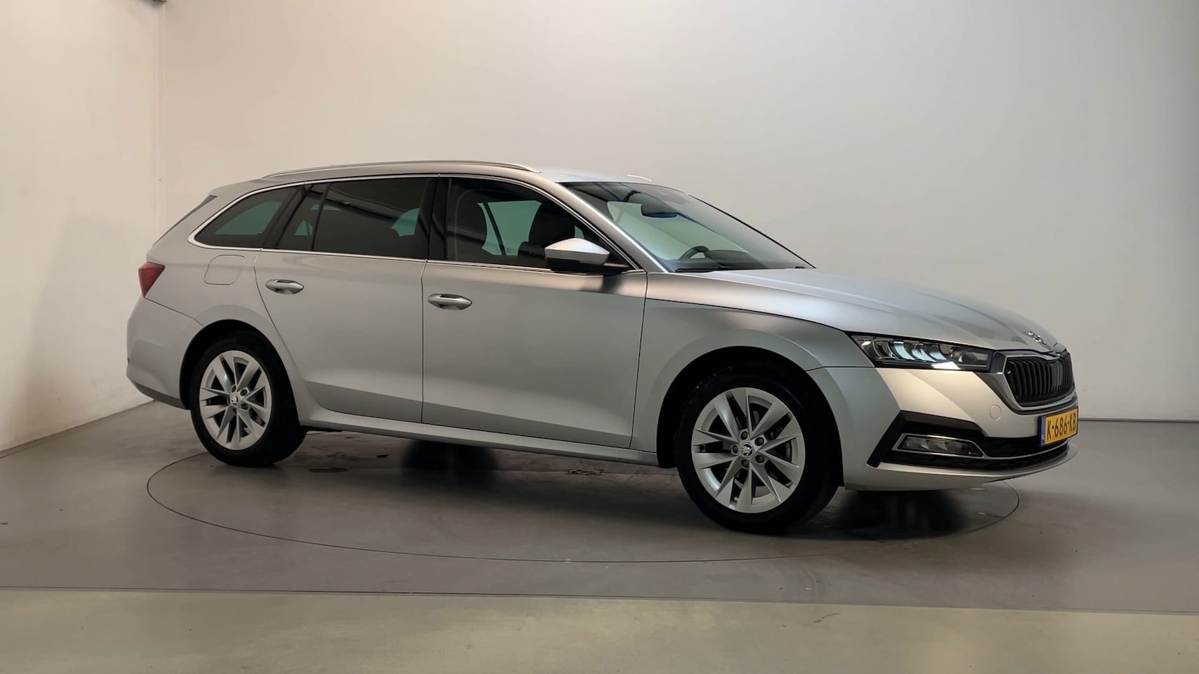 Skoda Octavia Combi - 1.0 TSI Business Edition Parkeersensoren Navigatie App-Connect DAB+ - AutoWereld.nl