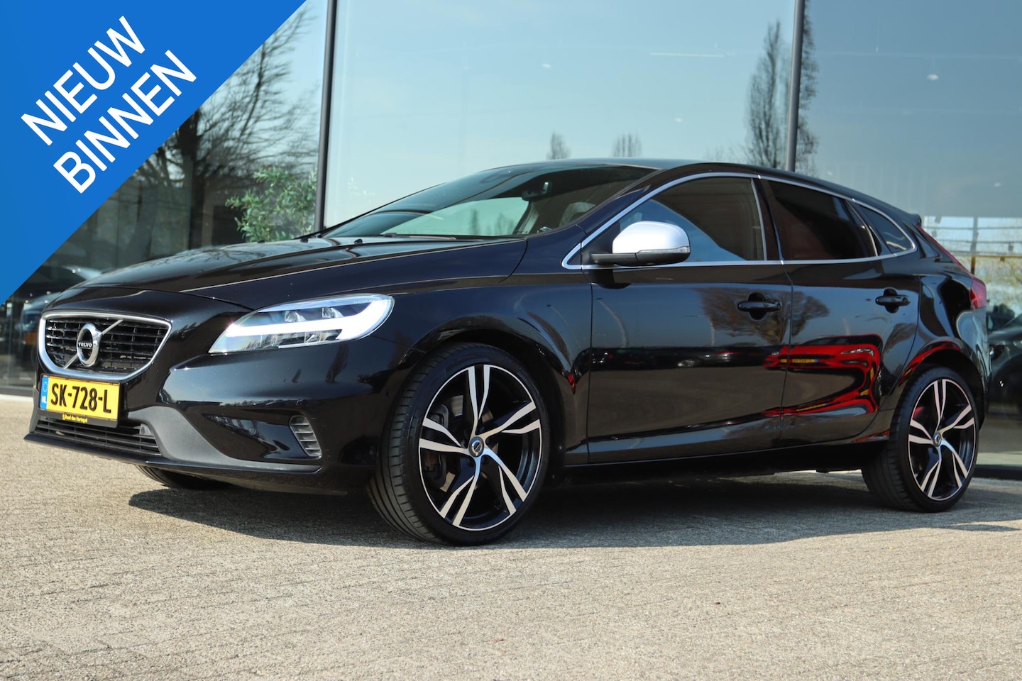 Volvo V40 - 2.0 T4 BUSINESS SPORT R-DESIGN AUT. | PANO | LED | LEDER | NAVI | CAMERA | CRUISE | CLIMAT - AutoWereld.nl