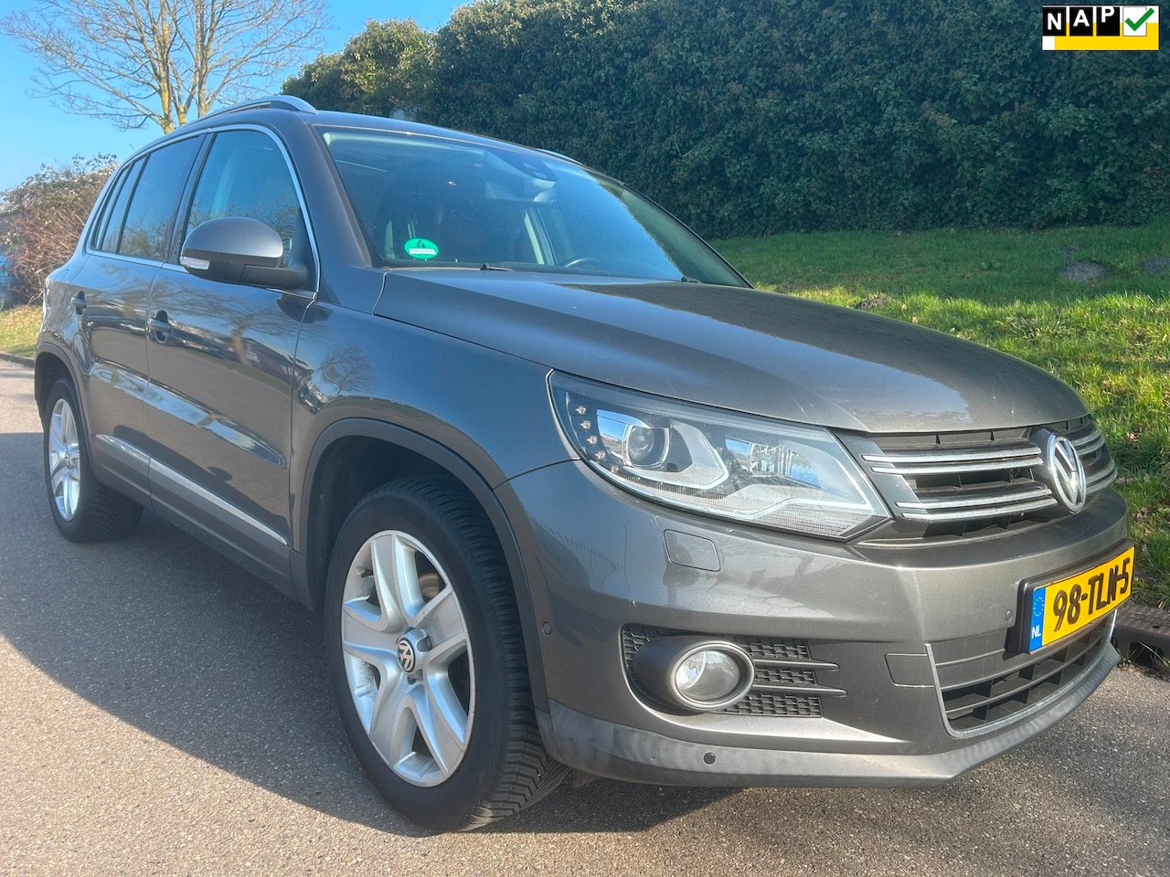 Volkswagen Tiguan - 2.0 TDI Sport&Style 4Motion - Pano - Navi - Automaat - Leder - Xenon - AutoWereld.nl