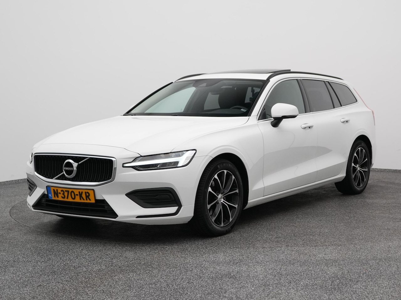 Volvo V60 - 2.0 B3 Momentum Business | PANO | KEYLESS | STOEL- EN STUURVERW. | TREKHAAK - AutoWereld.nl