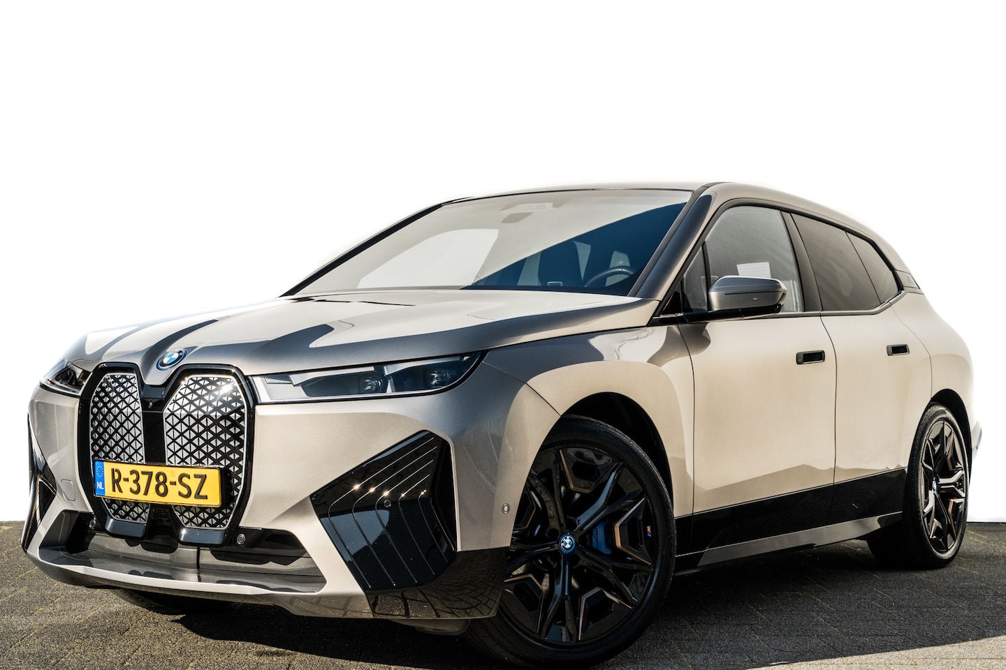 BMW iX - xDrive40 Executive 77 kWh | Laser Light | Electrochromatisch dak | Luchtvering | Head-Up | - AutoWereld.nl