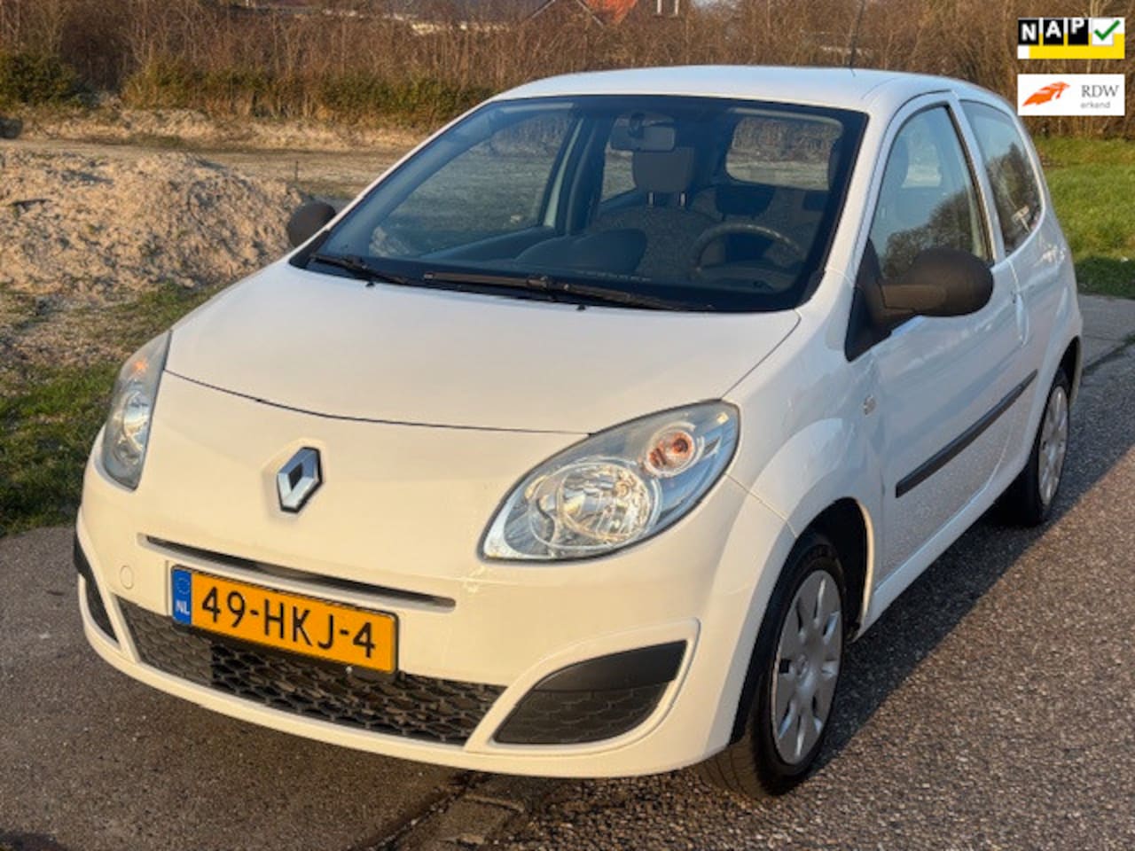 Renault Twingo - 1.2 Authentique 3-Drs Airco Electric pakket Audio/CD Colorpakket Getint glas ABS Dealerond - AutoWereld.nl