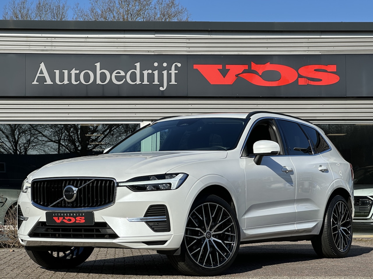 Volvo XC60 - 2.0 B5 Momentum Business | Trekhaak | 21" velgen | Camera | ACC - AutoWereld.nl