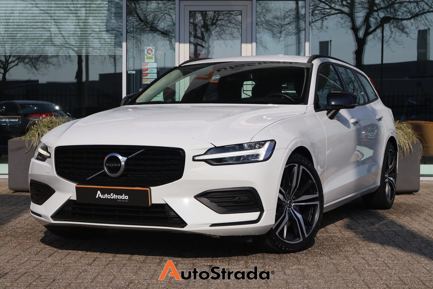 Volvo V60 - B3 Momentum Advantage 163pk | Camera | Cruise | Climate | Navigatie | Carplay | Virtual | - AutoWereld.nl