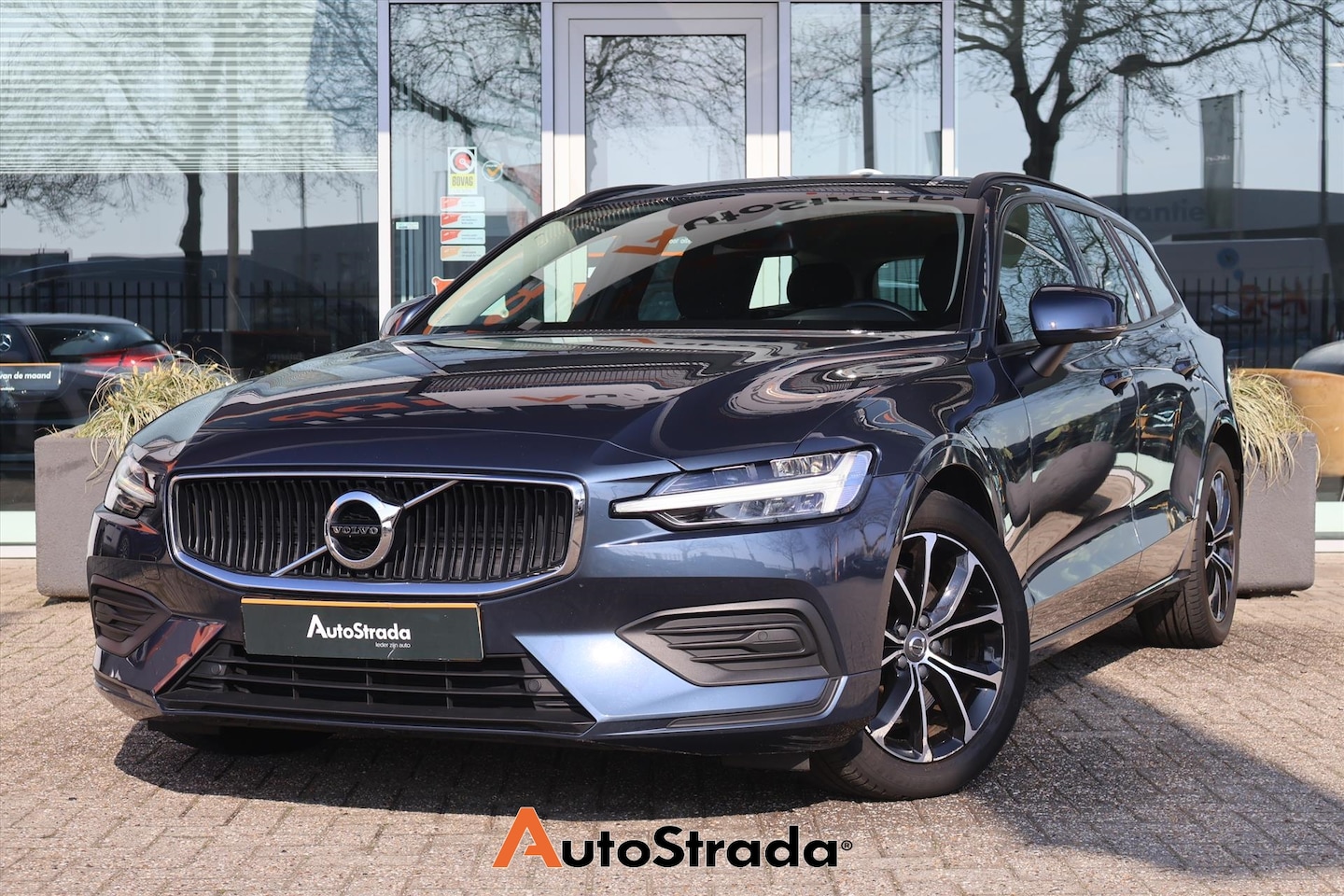 Volvo V60 - B3 Momentum Advantage 163pk | Virtual | LED | Navigatie | Climate | Cruise | Carplay | - AutoWereld.nl