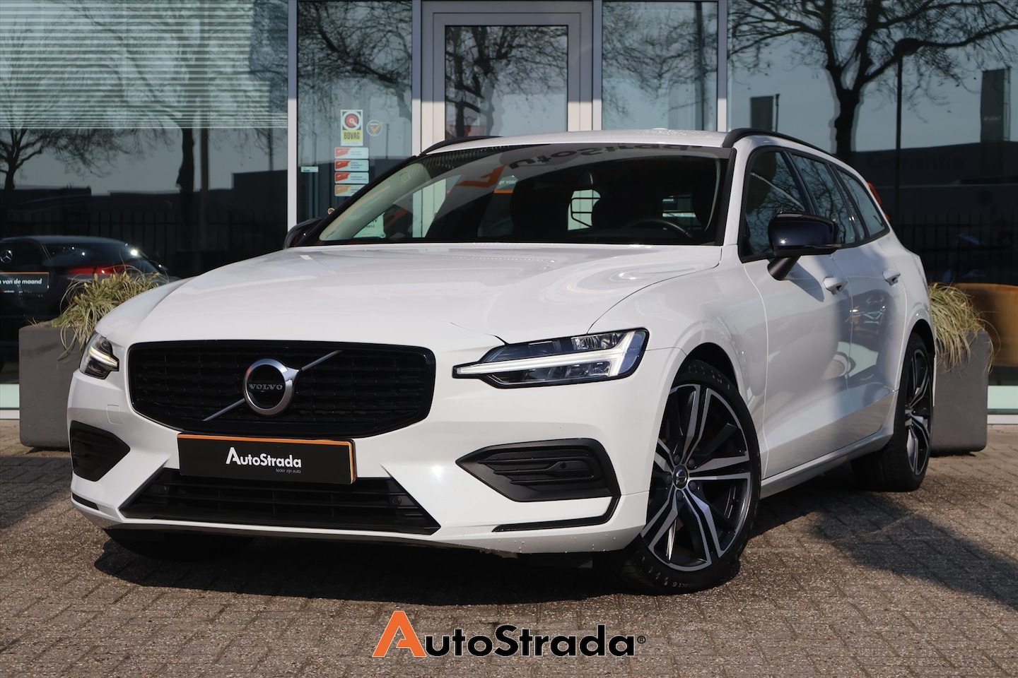 Volvo V60 - B3 Momentum Advantage 163pk | Camera | Cruise | Climate | Navigatie | Carplay | Virtual | - AutoWereld.nl