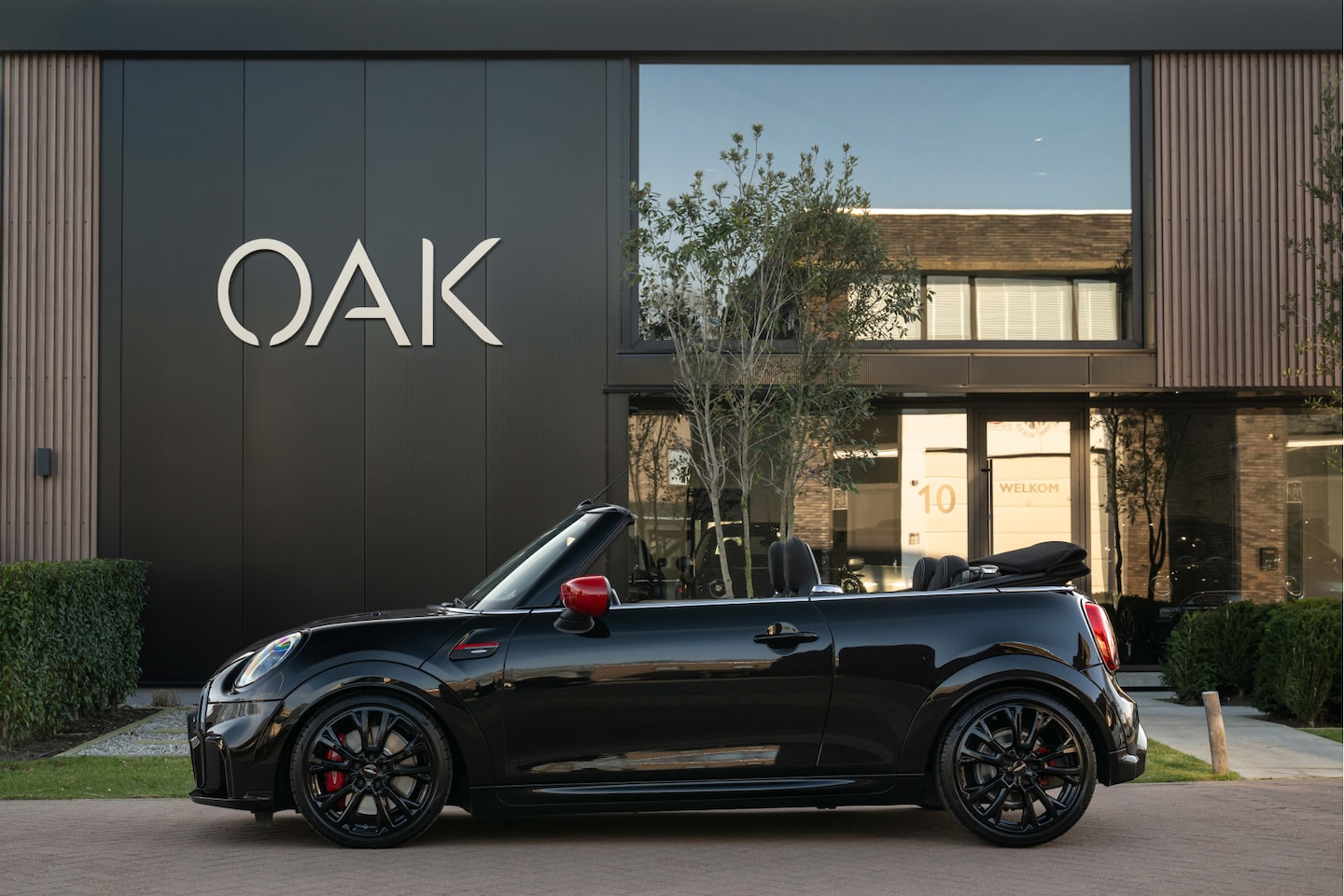 MINI Cabrio - 2.0 John Cooper Works F1 Aut. | Navigatie | Schaalstoelen | H&K | Head-Up | Camera | 18"LM - AutoWereld.nl