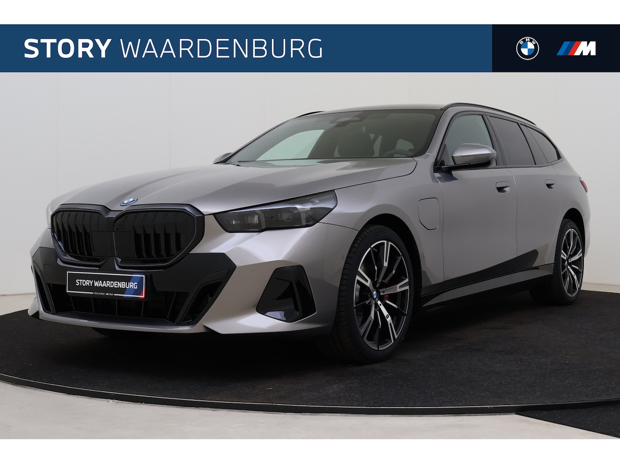 BMW 5-serie Touring - 530e M Sport Automaat / Panoramadak / Trekhaak / Bowers & Wilkins / Adaptieve LED / Parkin - AutoWereld.nl