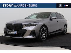BMW 5-serie Touring - 530e M Sport Automaat / Panoramadak / Trekhaak / Bowers & Wilkins / Adaptieve LED / Parkin