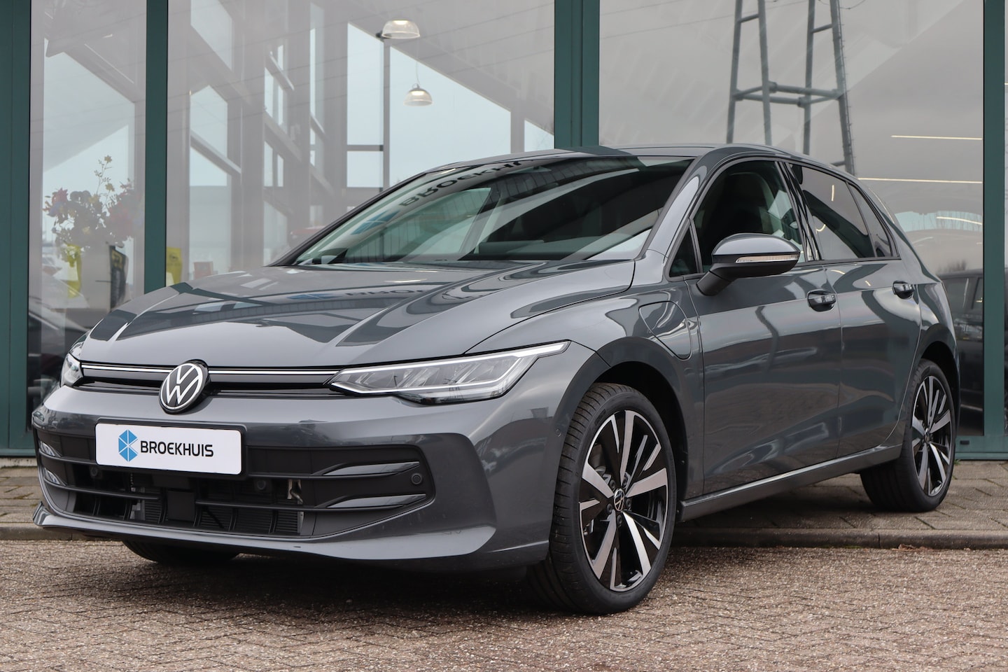 Volkswagen Golf - Life Edition eHybrid Inclusief €2000,- inruilvoordeel | 'App-Connect' draadloze smartphone - AutoWereld.nl
