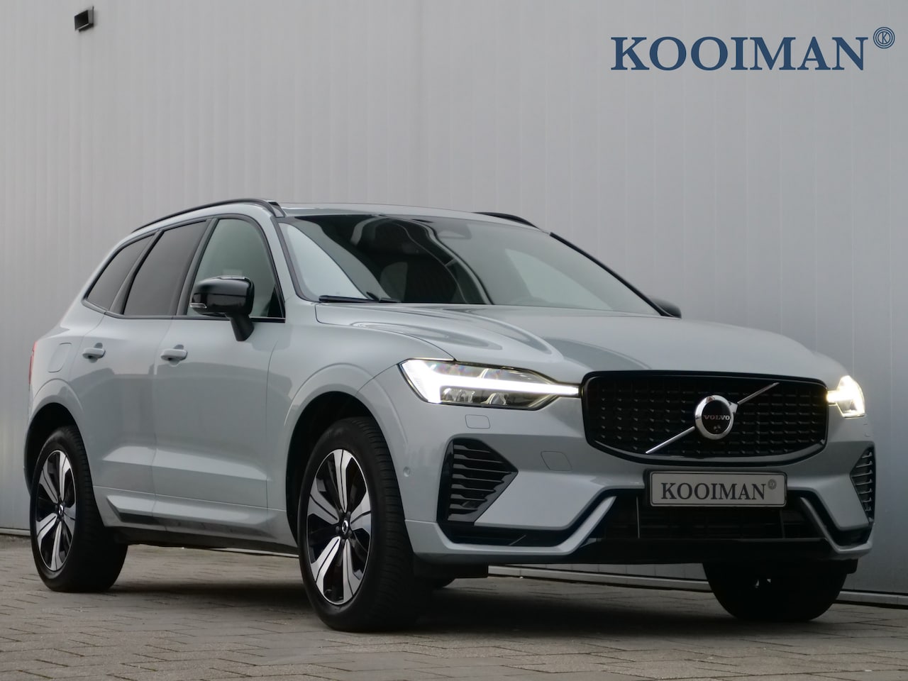 Volvo XC60 - 2.0 T6 Plug-in hybrid AWD Plus Dark 350 Pk Automaat Navi / Leer / Pano-dak / DAB / Apple C - AutoWereld.nl