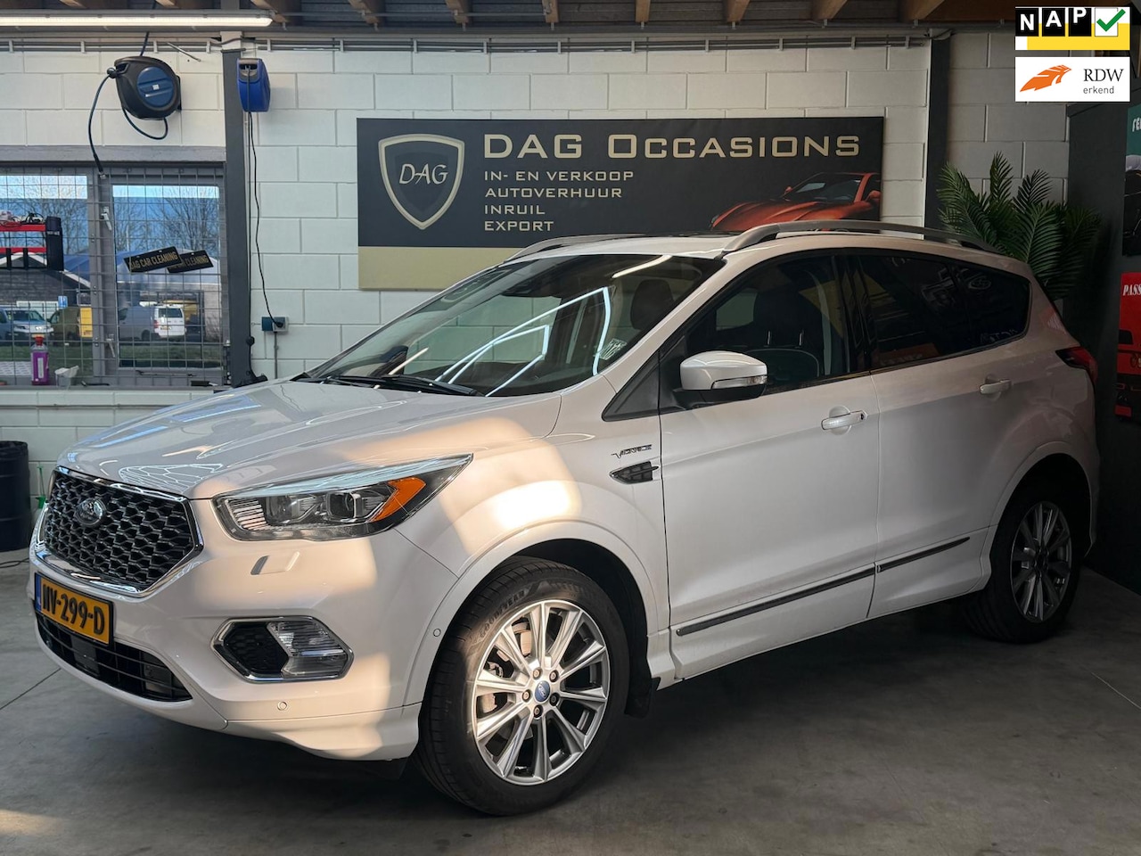 Ford Kuga - 1.5 EcoBoost Vignale DEALER ONDERHOUD|CAMERA|PDC|LEER - AutoWereld.nl