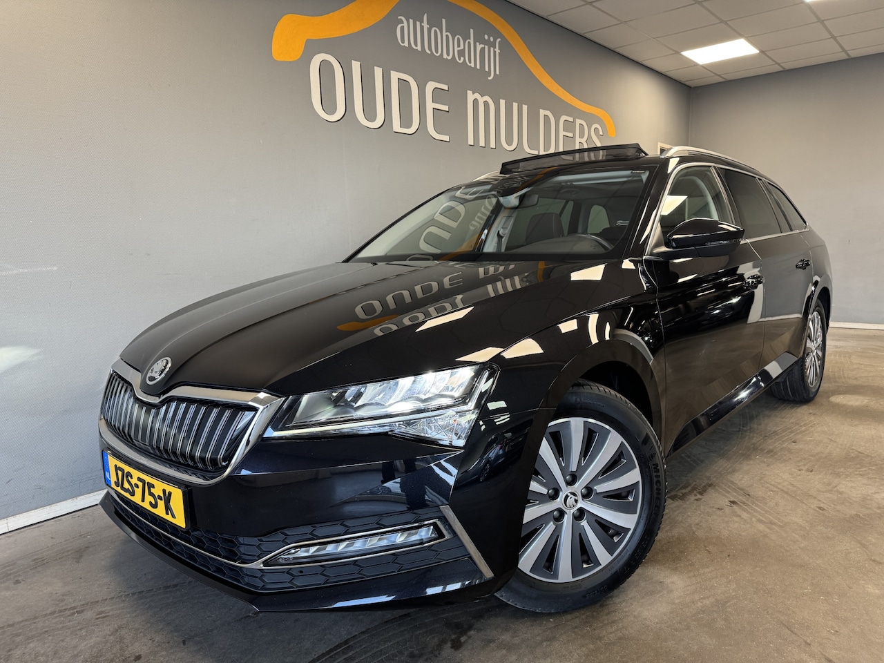 Skoda Superb Combi - 1.4 TSI iV Business Edition Pano/Trekhaak/Camera/Stoelverwarming - AutoWereld.nl