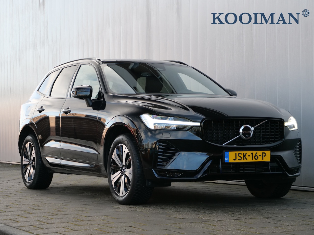 Volvo XC60 - 2.0 T6 Plug-in hybrid AWD Plus Dark 350 Pk Automaat Navi / Leer / Pano-dak / Apple Carplay - AutoWereld.nl