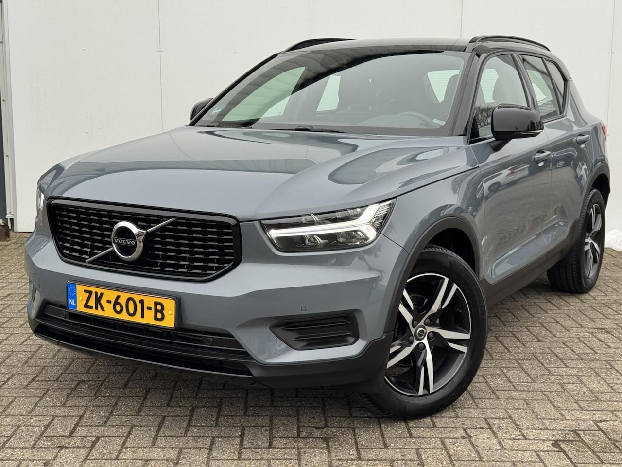 Volvo XC40 - 1.5 T3 R-Design|stoel/stuurverw.|PAS V/A|parkverw.|trekhaak - AutoWereld.nl
