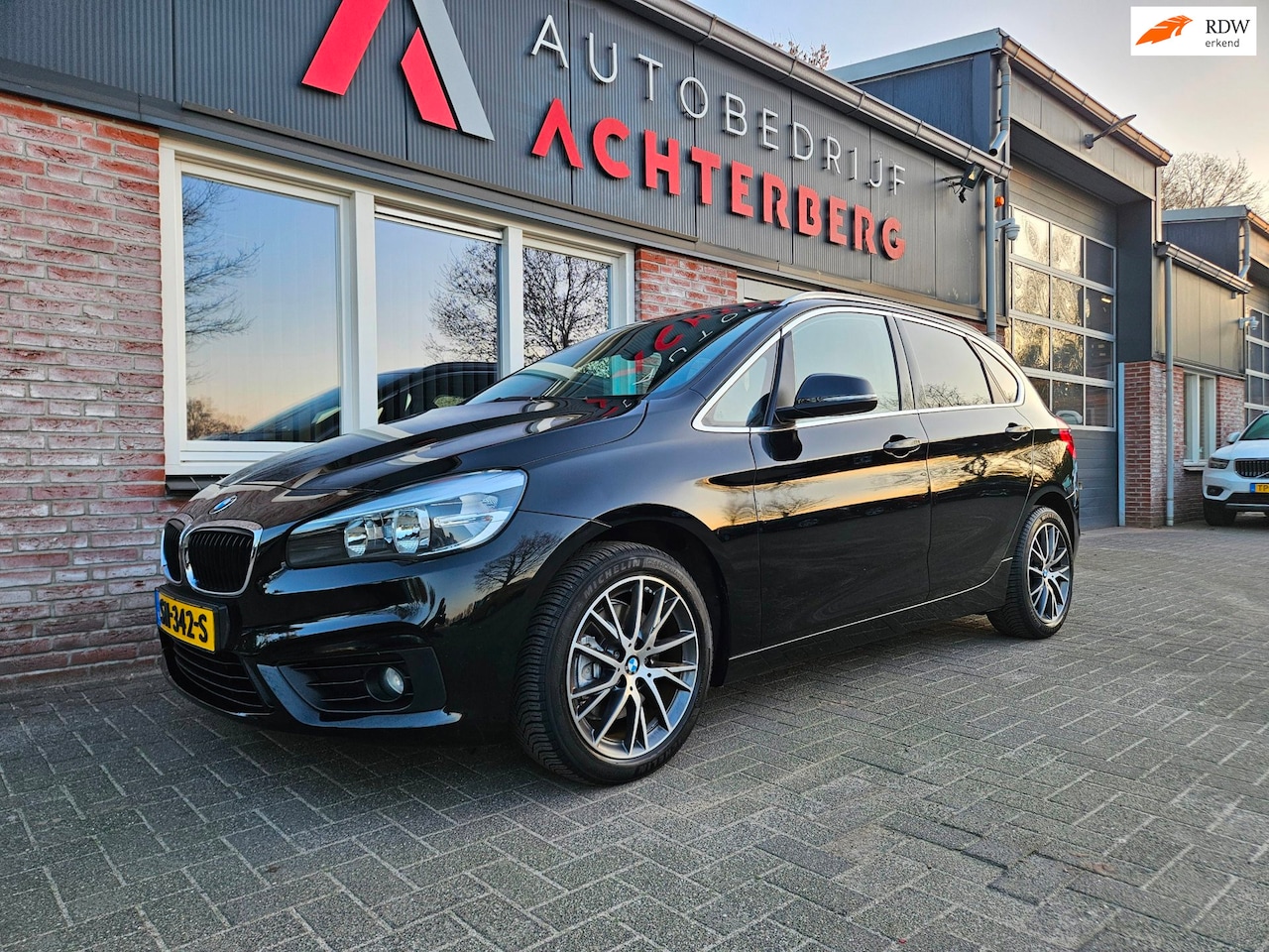 BMW 2-serie Active Tourer - 218i Trekhaak! Navigatie! Elektrische Achterklep! Airco! Cruise Control! Nette Auto! - AutoWereld.nl