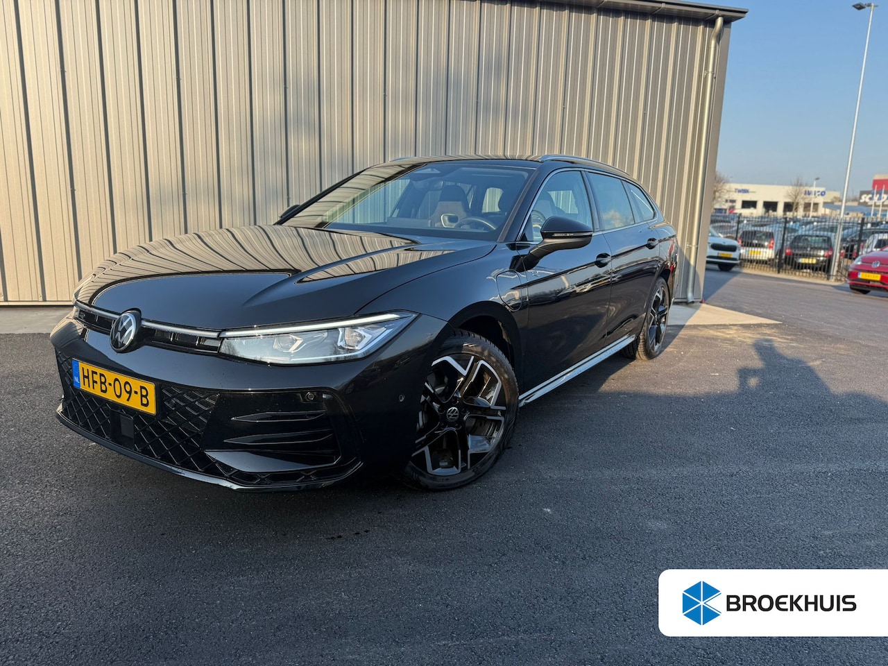 Volkswagen Passat Variant - 1.5 eHybrid R-Line Business 204Pk DSG/AUTO | Head up Display | Trekhaak Elecktrisch | Mass - AutoWereld.nl