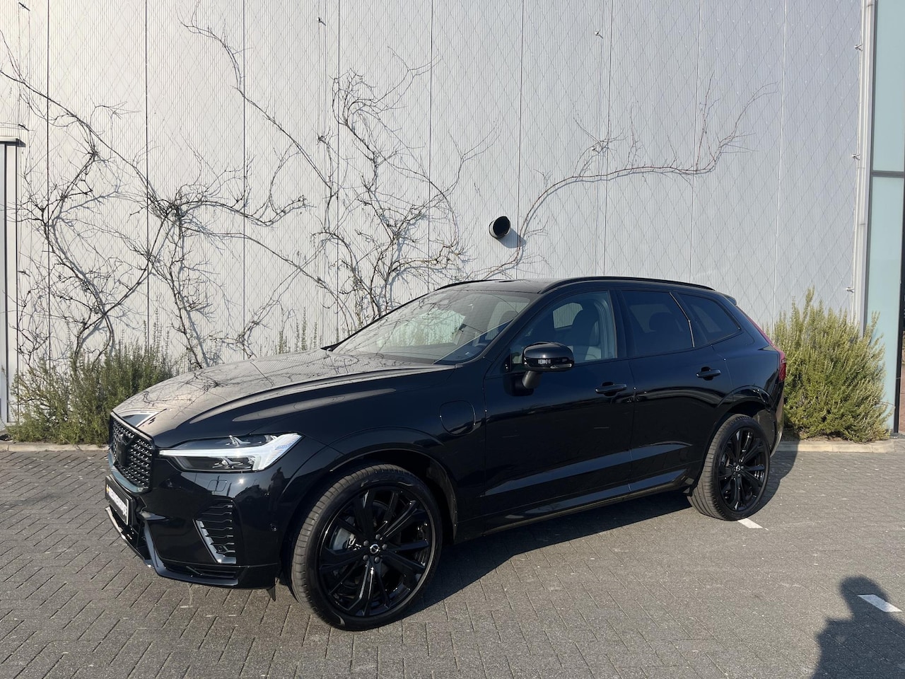 Volvo XC60 - 2.0 T6 Plug-in hybrid AWD Plus Black Edition | Adaptieve Cruise Control | Schuif-/ Kanteld - AutoWereld.nl