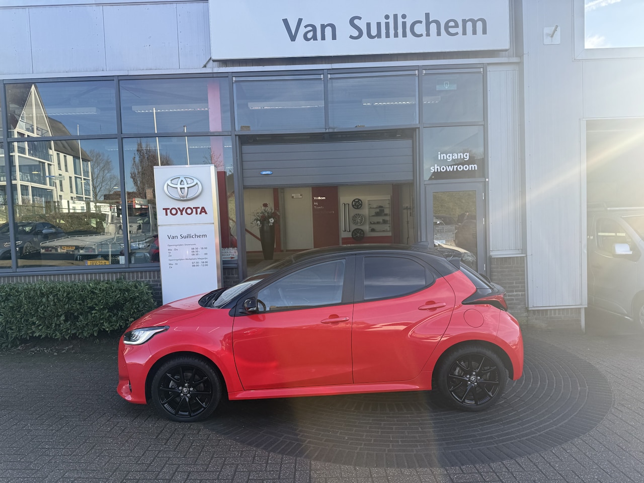 Toyota Yaris - 1.5 hybride executive bi-tone panodak - AutoWereld.nl