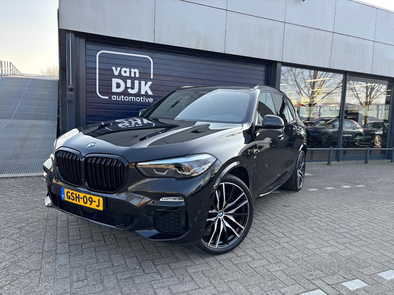BMW X5 - xDrive45e M-Sport PHEV Harman Kardon M-Pakket Panoramadak 22 inch velgen Surroud view - AutoWereld.nl