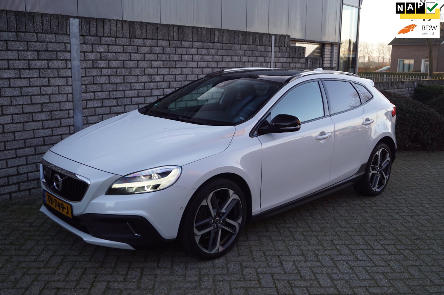 Volvo V40 Cross Country - 1.5 T3 Polar+ Luxury Autom Leder Stoelverw Panodak Navi Camera Adaptieve Cruise Clima 2x P - AutoWereld.nl