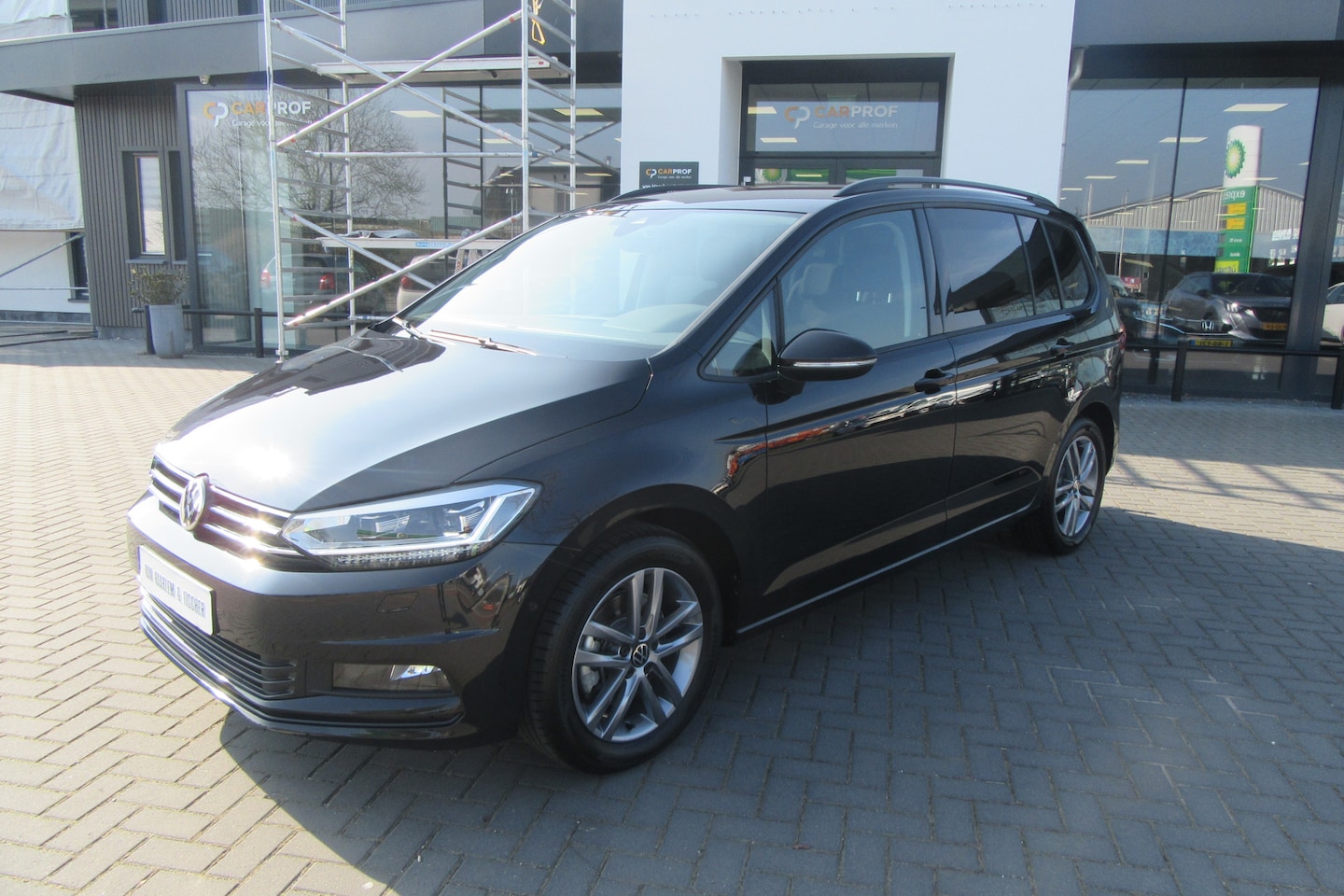 Volkswagen Touran - 1.5 TSI Highline Business Automaat, Navi, Camera, El. Trekhaak - AutoWereld.nl