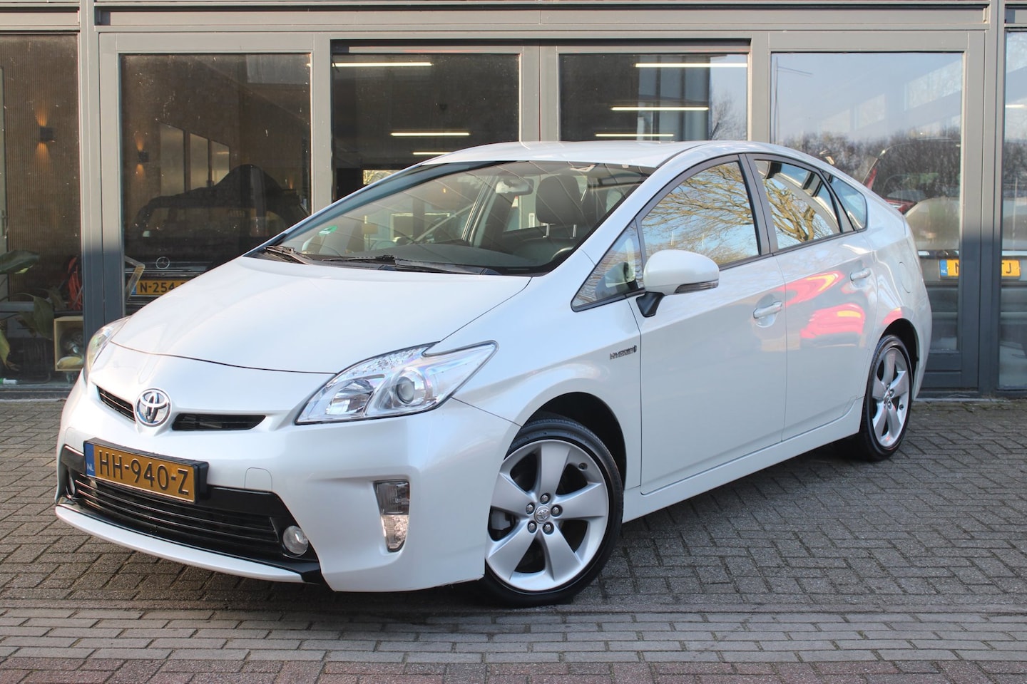 Toyota Prius - 1.8 Business | NAP | Head-Up display | Keyless | Camera | Cruise control | Telefoonvoorber - AutoWereld.nl