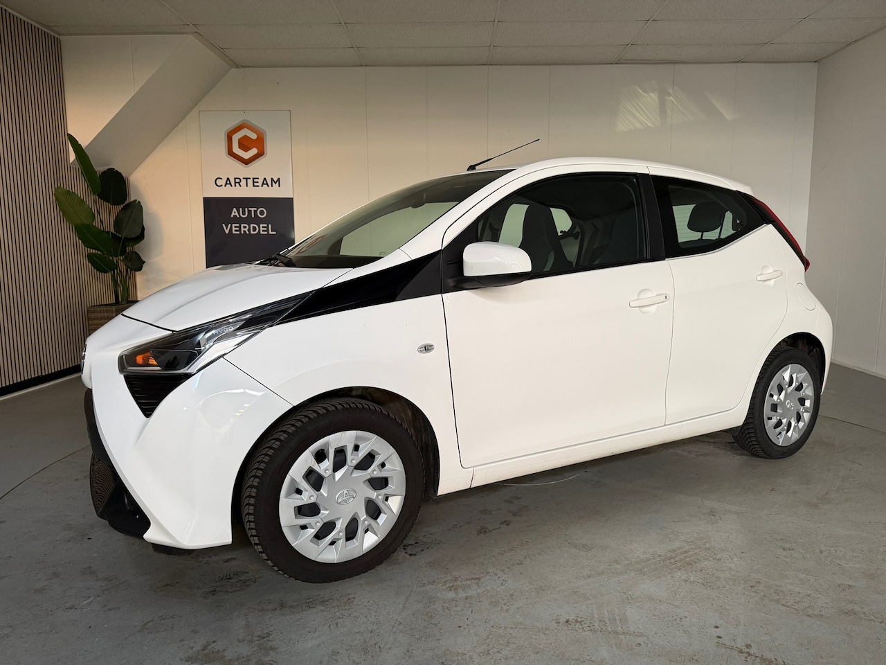 Toyota Aygo - 1.0 VVT-i x-play Airco, Carplay-navigatie, Camera+sencoren, Stoelverwarming, - AutoWereld.nl