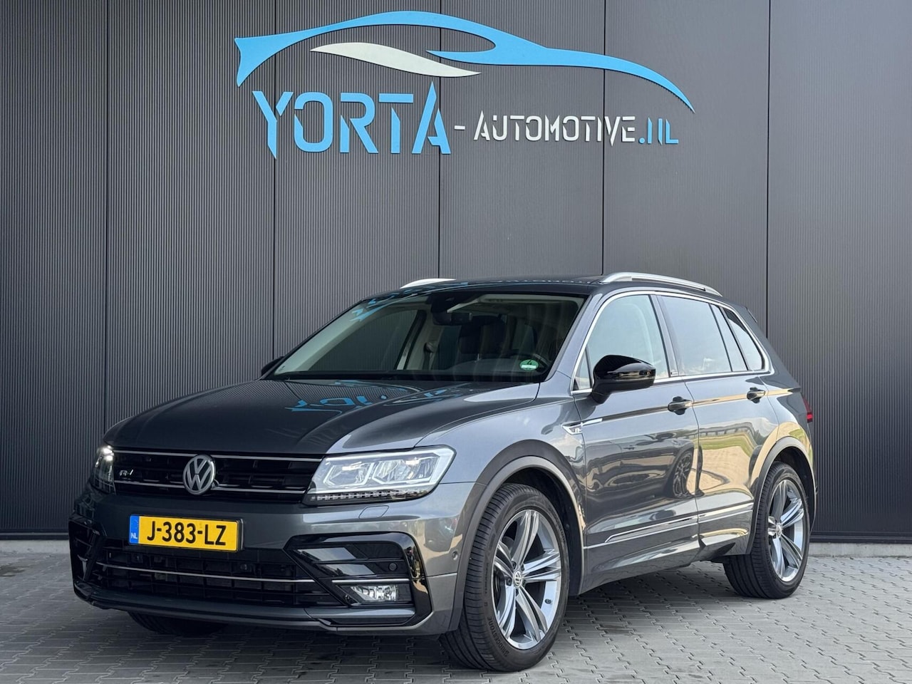 Volkswagen Tiguan - 1.5 TSI R Line AUTOMAAT*PANO*ELEK. HAAK*VIRTUAL*CAMERA - AutoWereld.nl