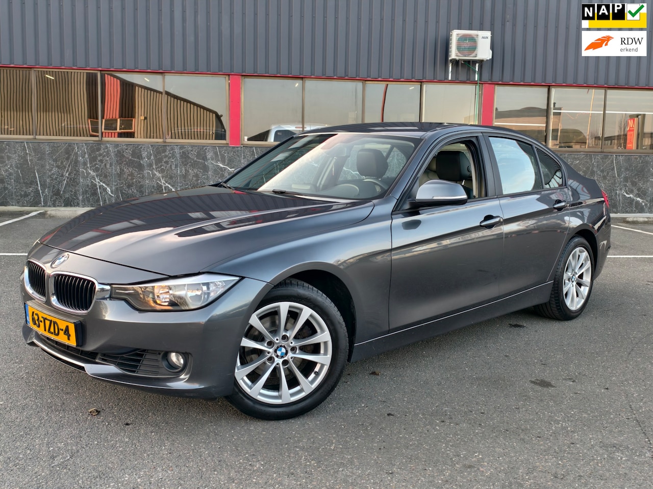BMW 3-serie - 320i High Executive / NAP / AUTOMAAT / LEER / OHB / SP VLG / NAVI / - AutoWereld.nl