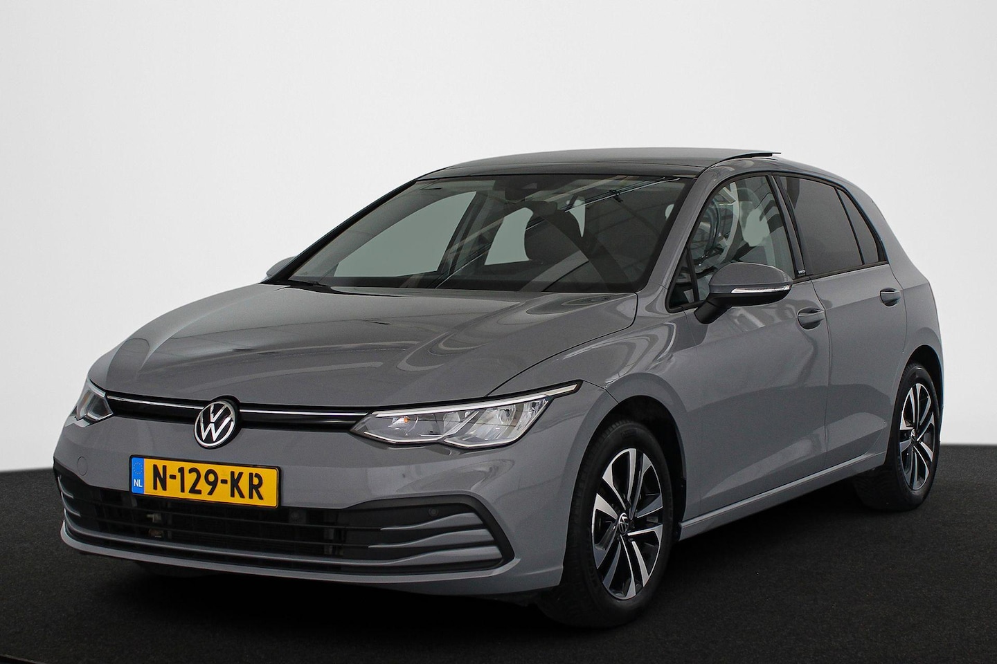 Volkswagen Golf - 1.0 eTSI Life Automaat Panoramadak Trekhaak Stuur-Stoelverwarming Moonstone - AutoWereld.nl