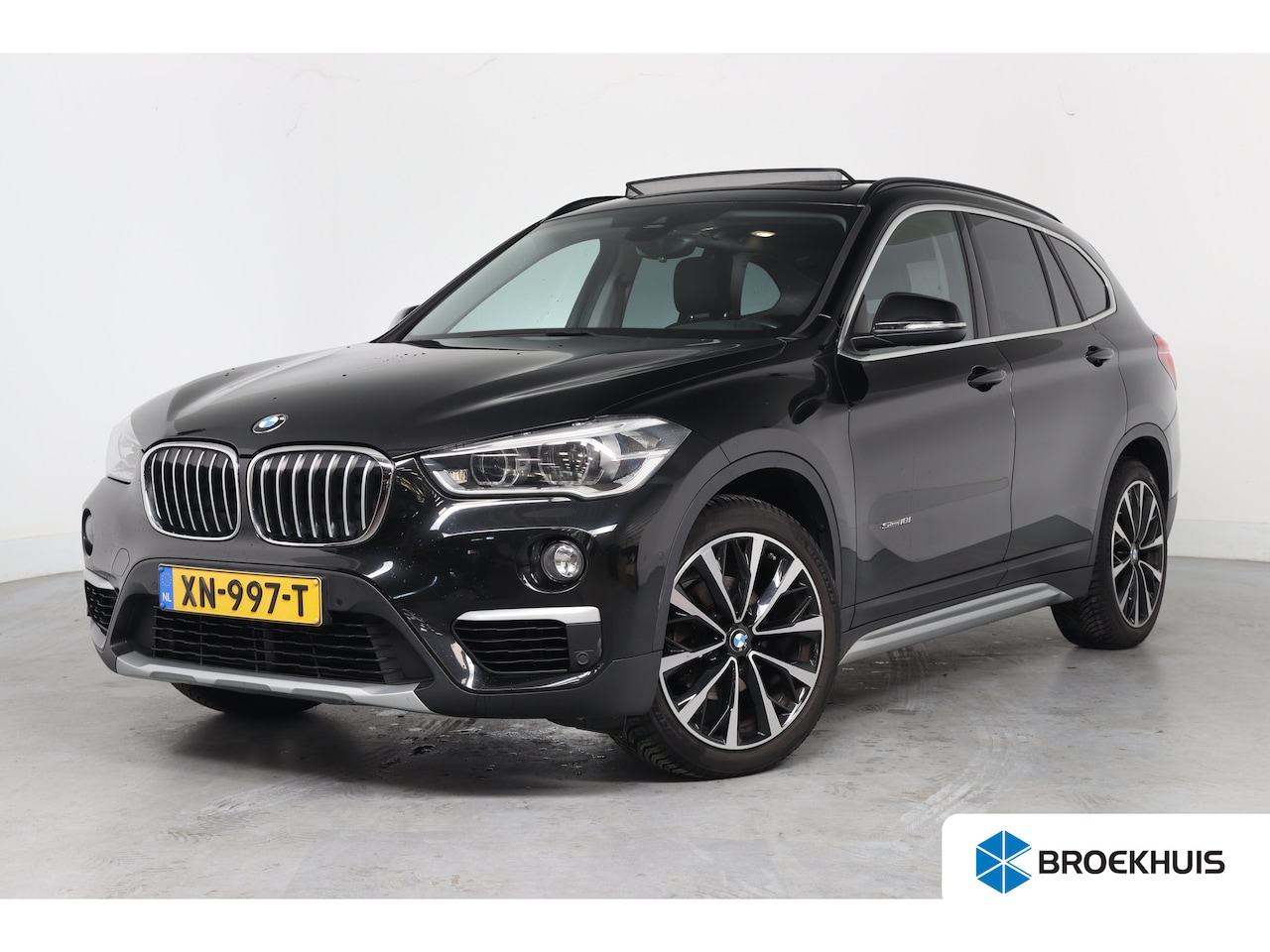 BMW X1 - sDrive18i High Executive Automaat | Navigatie | Panorama dak | Climate control | Stoelverw - AutoWereld.nl