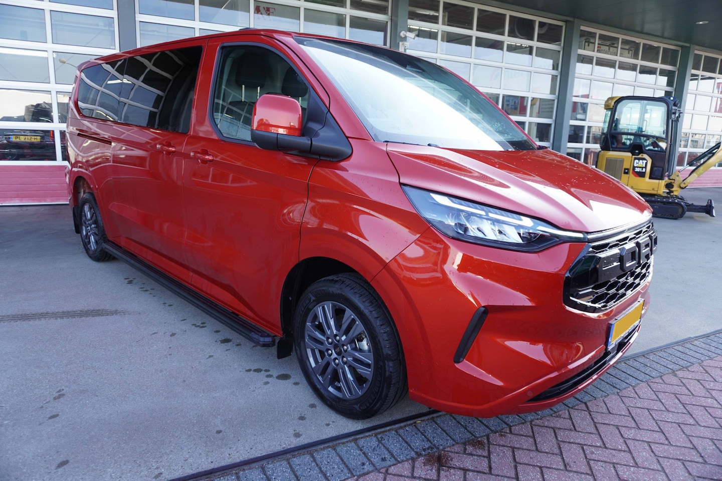 Ford Transit Custom - 320L 2.0 TDCI 136pk L2H1 Limited Nr. V153 | Airco | Adap.cruise | Navi | Glaslookpanelen | - AutoWereld.nl