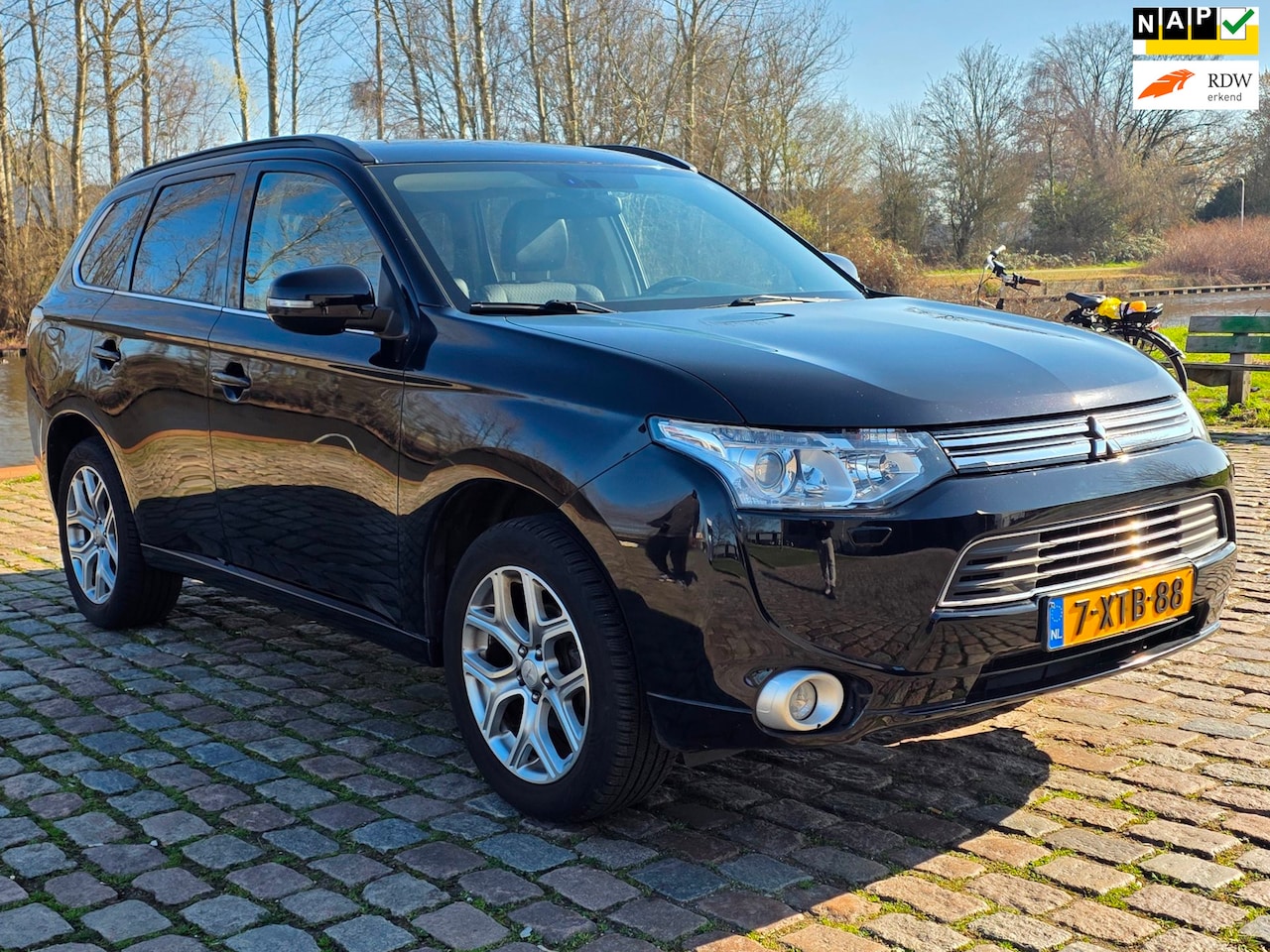 Mitsubishi Outlander - 2.0 PHEV Executive Edition Automaat achteruit camera navigatie cruis control airco - AutoWereld.nl