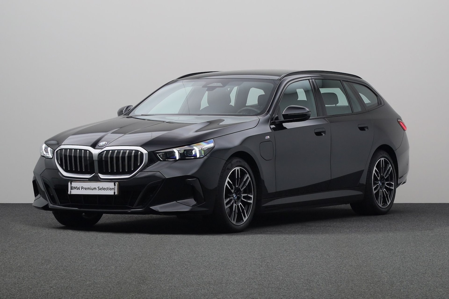 BMW 5-serie Touring - 550e xDrive | Glazen Panoramadak | Driving Assistant | BMW Iconic Glow | M Sportpakket | C - AutoWereld.nl