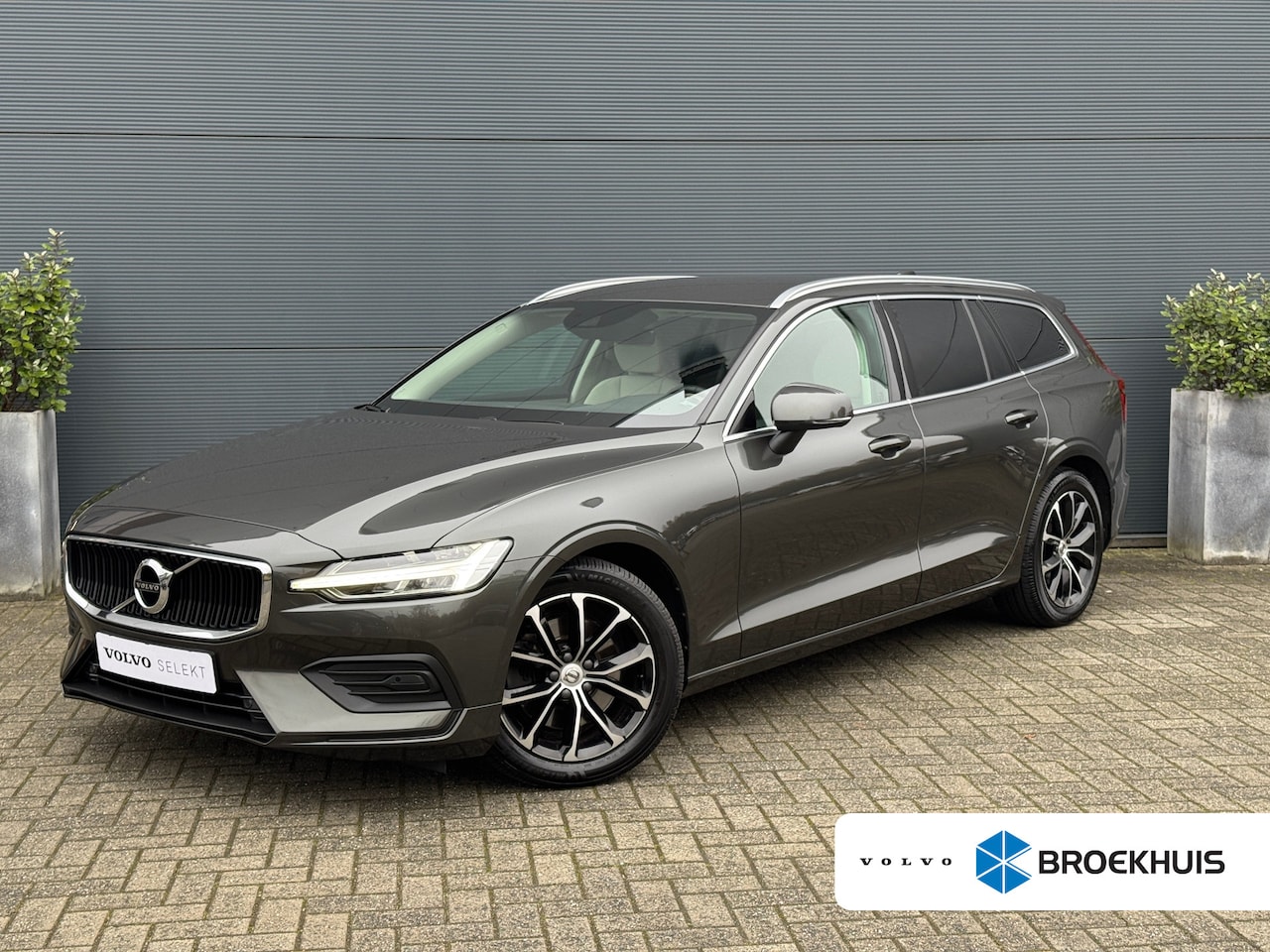 Volvo V60 - 2.0 B3 Momentum Business | Pilot Assist | Trekhaak | Leder | Stoel & stuurverwarming | Cam - AutoWereld.nl