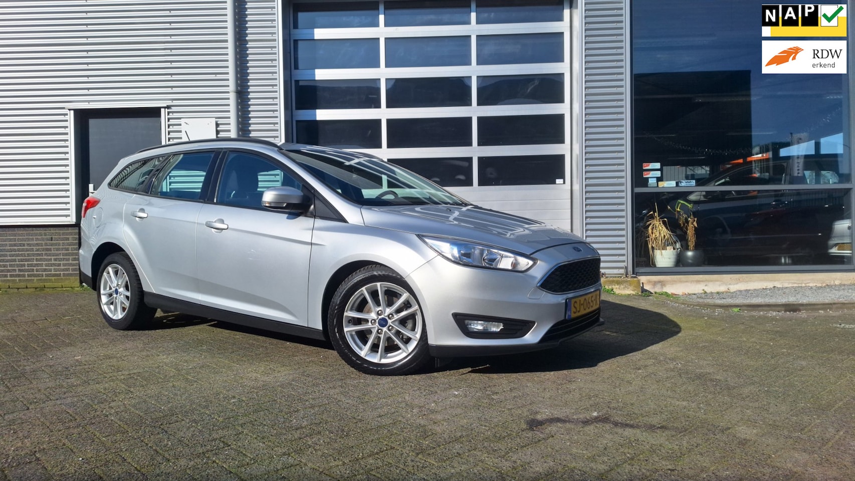Ford Focus Wagon - 1.0 Lease Edition/Navigatie/Cruise/Pdc/ - AutoWereld.nl