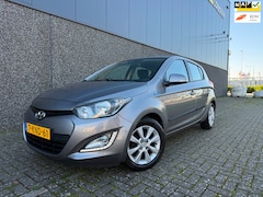 Hyundai i20 - 1.2i i-Deal/Nieuwe APK en beurt/Trekhaak/1ste eigenaar/