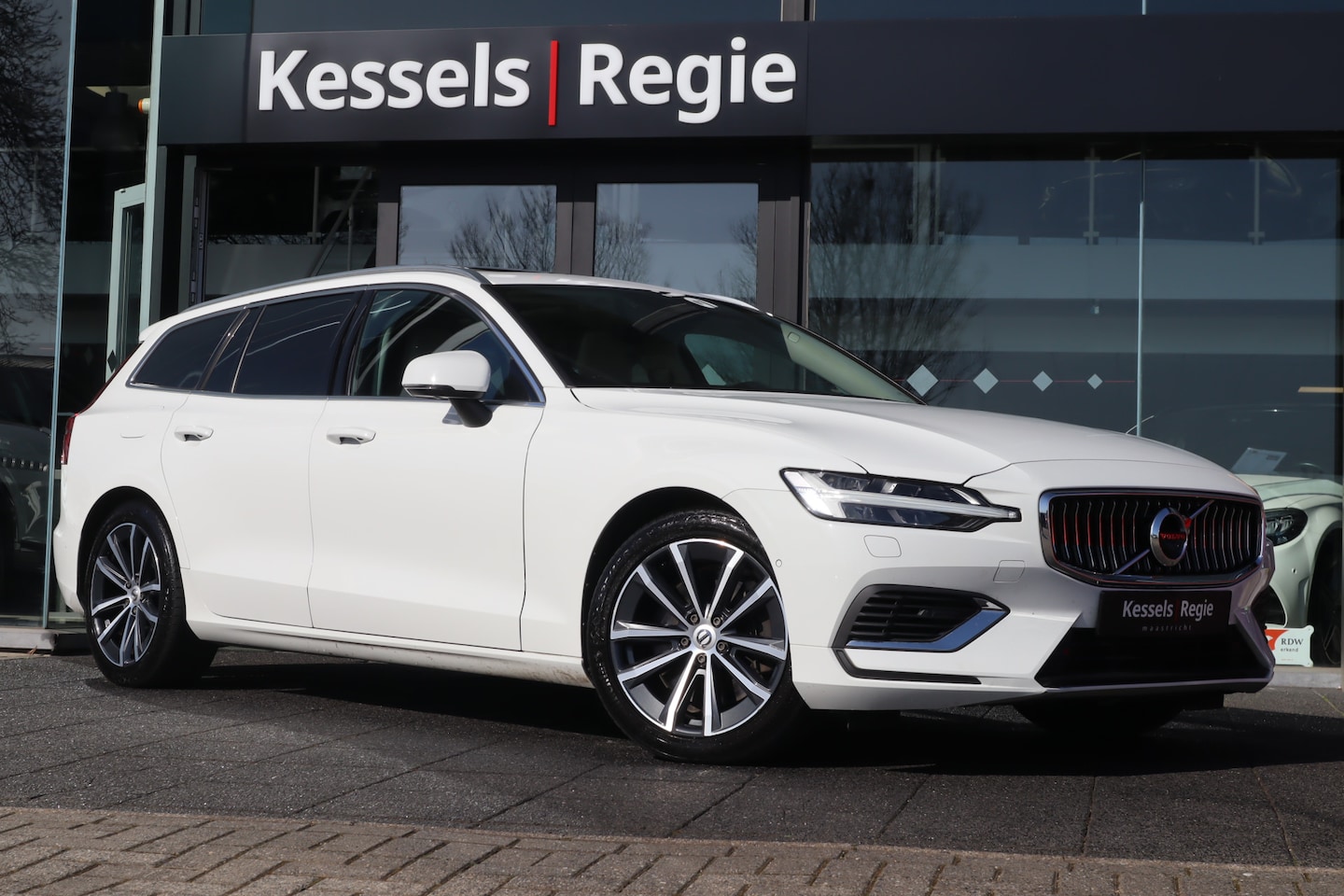 Volvo V60 - 2.0 T6 Recharge AWD Inscription Pano Memory HuD ACC H&K 360 El.Haak Keyless Stuurverwarmin - AutoWereld.nl